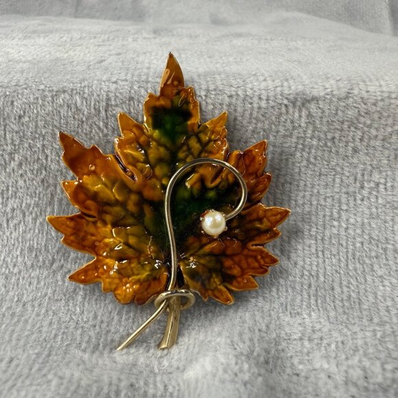 Vintage Maple Leaf Brooch With Gold-Tone Metal & Enamel Finish Pearl Accent - Picture 14 of 16
